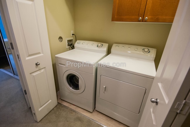 Building Photo - Luxury Three Bedroom, Three Bath Townhouse with Attached Garage