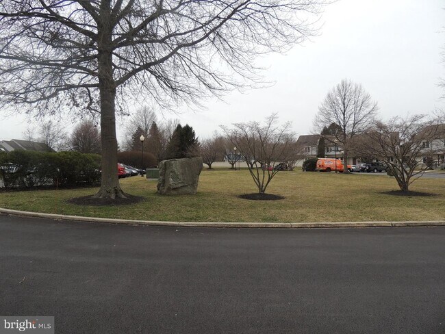 Building Photo - 404 Pinebrooke Cir