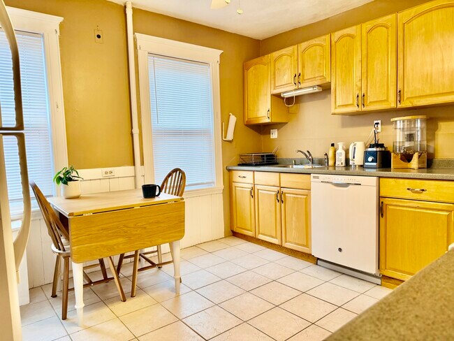 Building Photo - 37 Hilton St