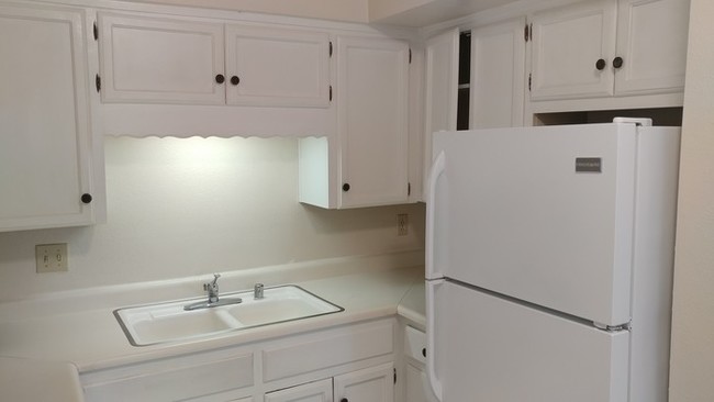 Building Photo - Great Size 1 Bedroom 1 Bath Available Now !!!