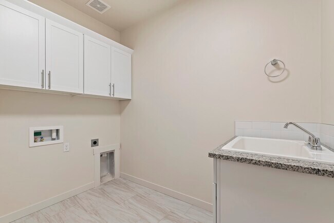Building Photo - 5904 Lekeitio Dr