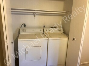 Building Photo - One Bedroom Condo!