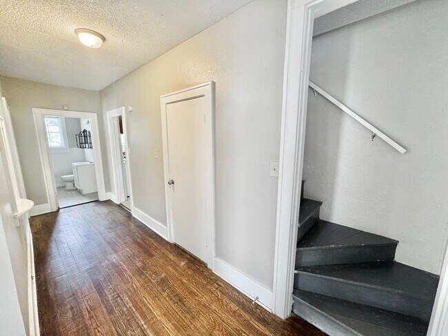 Building Photo - 1707 Glenview Ave