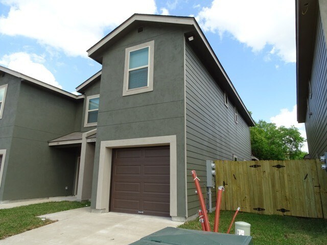 Building Photo - 7042 Lakeview Dr.