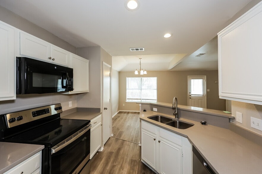 Building Photo - 2628 Hidden Springs Dr