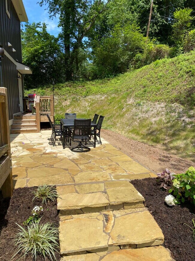 Building Photo - 2 Bed/2.5 Bath Home for Rent in Weaverville, NC