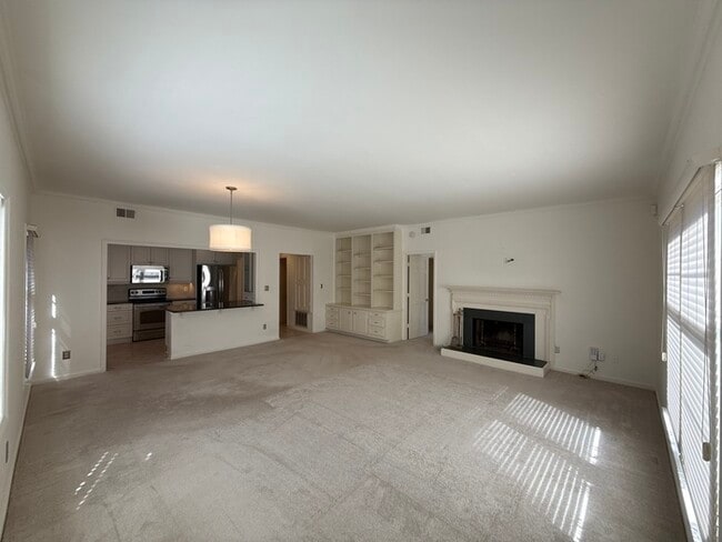 Building Photo - King John Condos