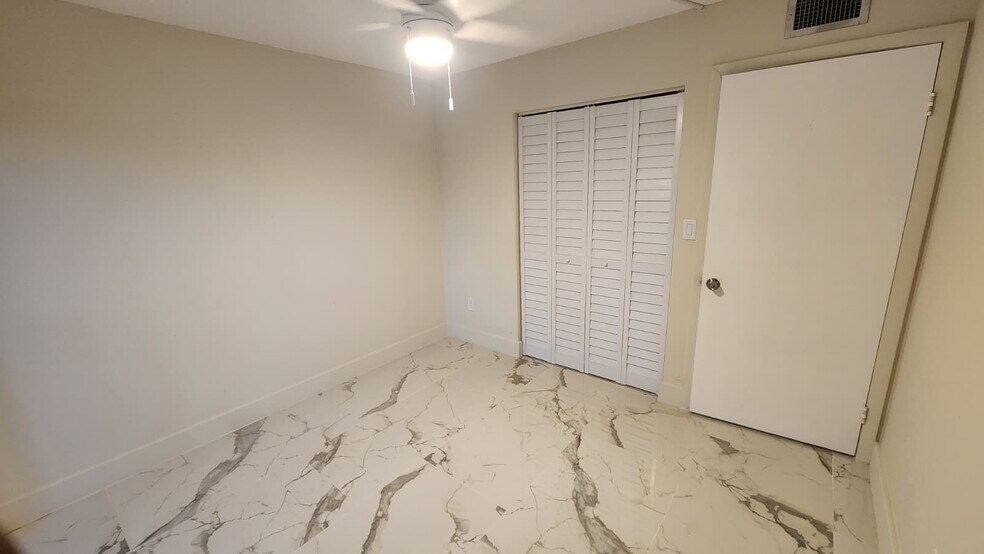 Building Photo - 805 NE 199th St