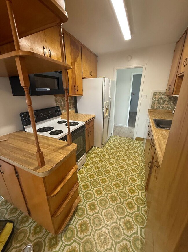 Building Photo - Easy Freeway access