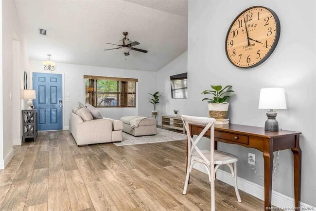 Building Photo - 2550 SE Calais St