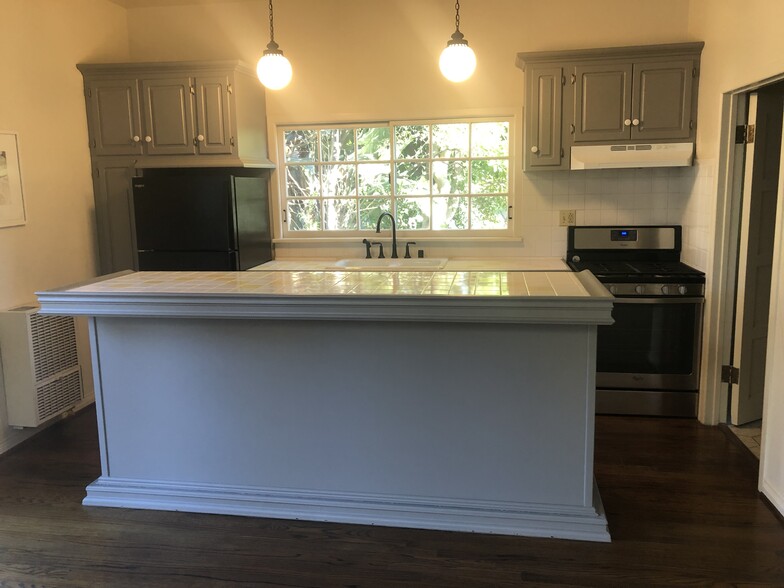 Kitchen has refrigerator, dishwasher, stove, plenty of storage - 3018 Motor Ave