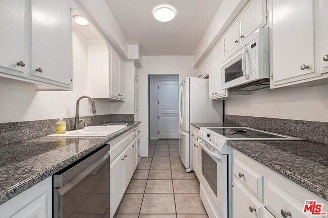 Building Photo - 809 S Bundy Dr