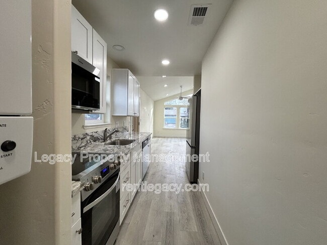 Building Photo - 10753 Oakton Way