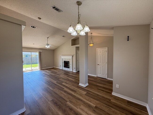 Building Photo - 3 bedroom 2 bath home with all new floorin...