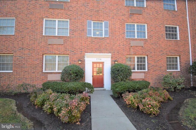 Building Photo - 1706 W Abingdon Dr