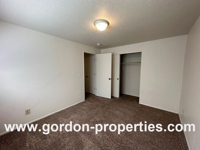 Building Photo - 4512 NE Lombard St