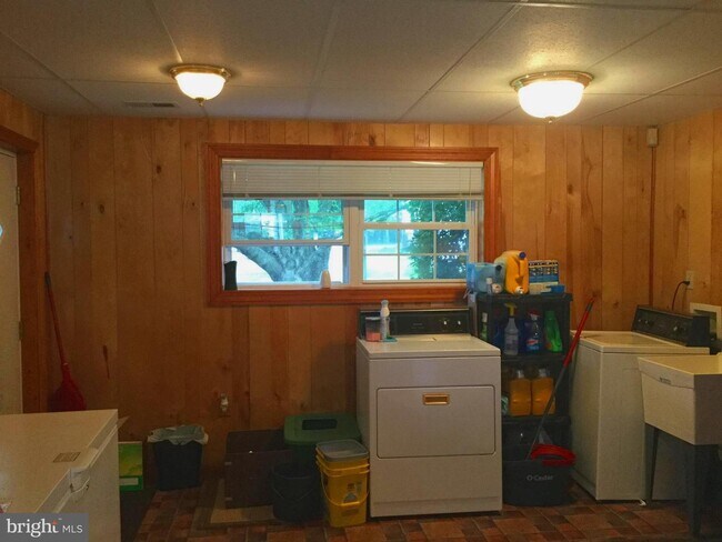 Building Photo - 1114 Ellingwood Dr