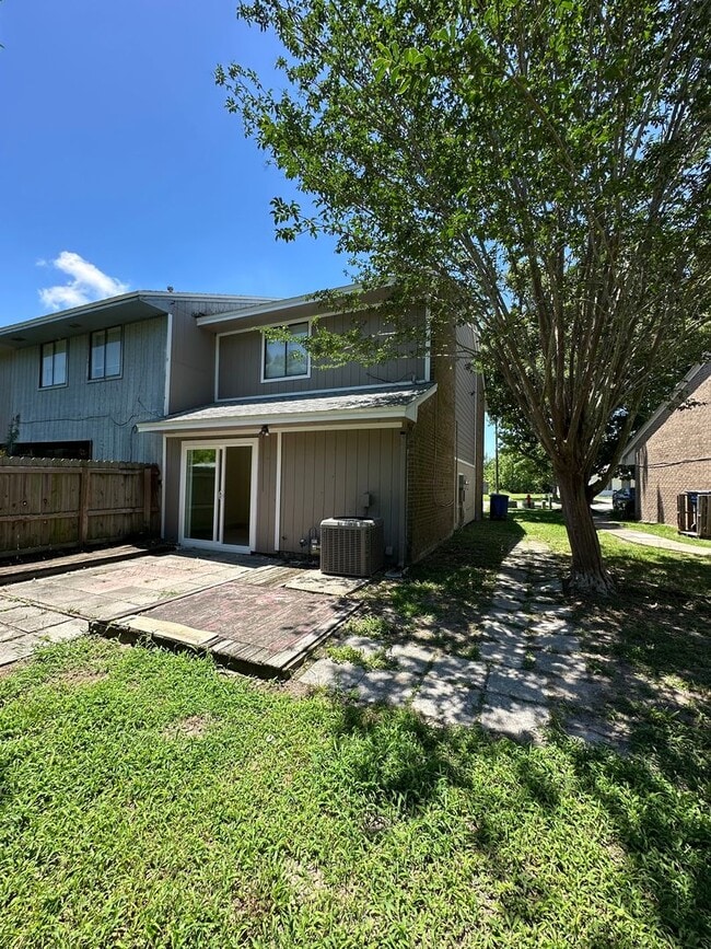 Building Photo - 2 bed 2 bath townhome, perfect location!