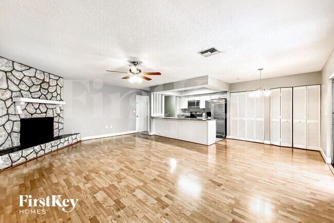 Building Photo - 1794 E Groveleaf Ave