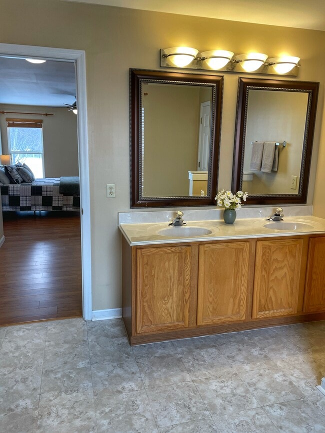 Building Photo - 16 Sea Pines Ct