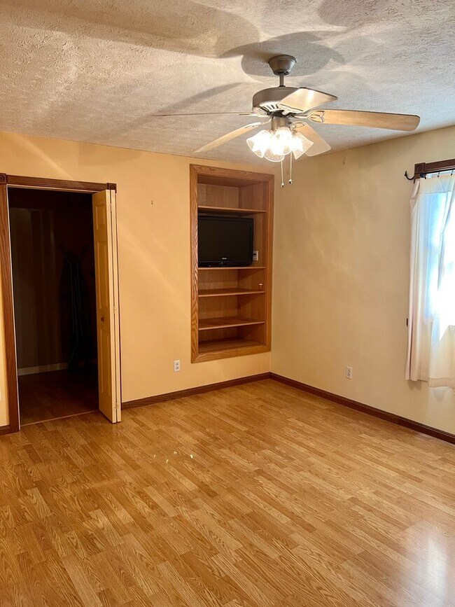 Building Photo - Country living! 1st floor laundry 3+ car garage with work shop