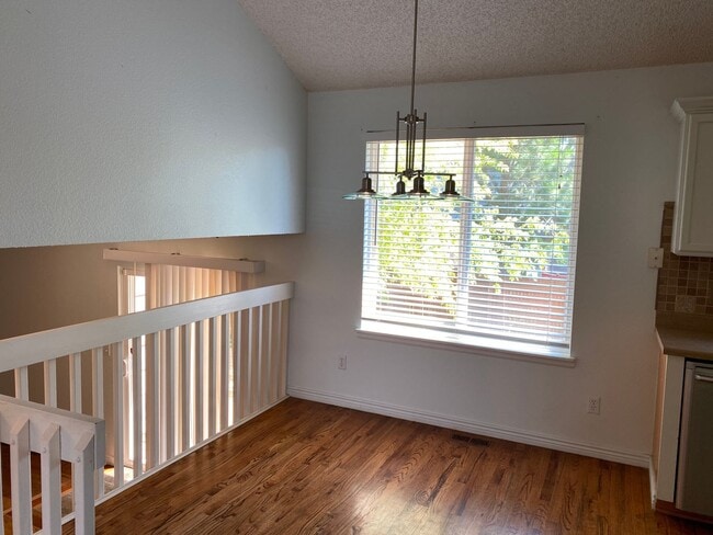 Building Photo - Wonderfully updated and maintained 3 bedro...