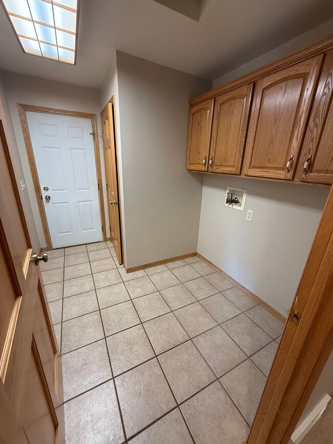 Building Photo - Huge 3BR/3ba Duplex on West Side of Eau Cl...