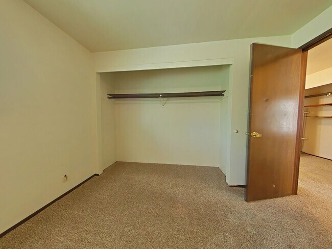 Building Photo - 2 Bedroom Duplex ~ Close to Shops ~ Pet Fr...