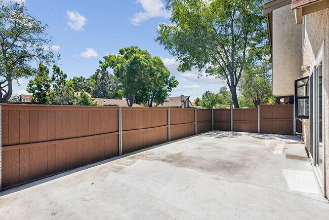 Building Photo - Spacious 3 Bed 2 Bath Townhome in Villa Po...