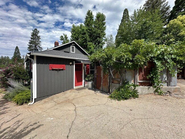 Building Photo - Adorable 2 Bedroom One Bathroom Home Close...