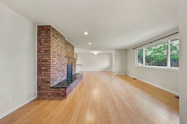 Building Photo - Room to roam! 3 bed, living, dining, den, ...