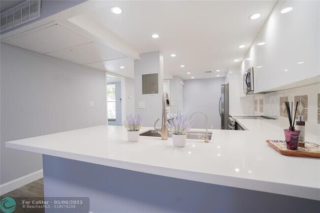 Building Photo - 7 Royal Palm Way