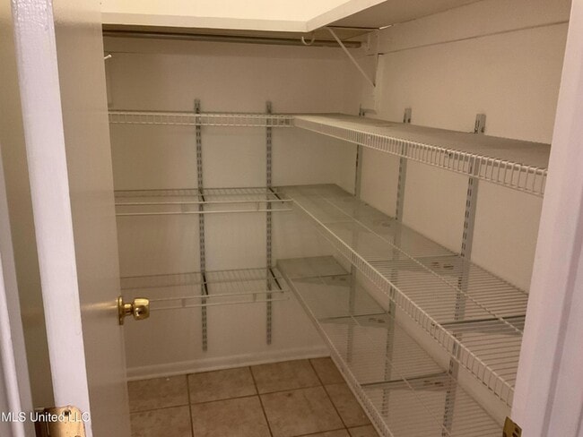 Building Photo - 139 Lakebend Cir