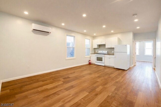 Building Photo - 212 Erie St