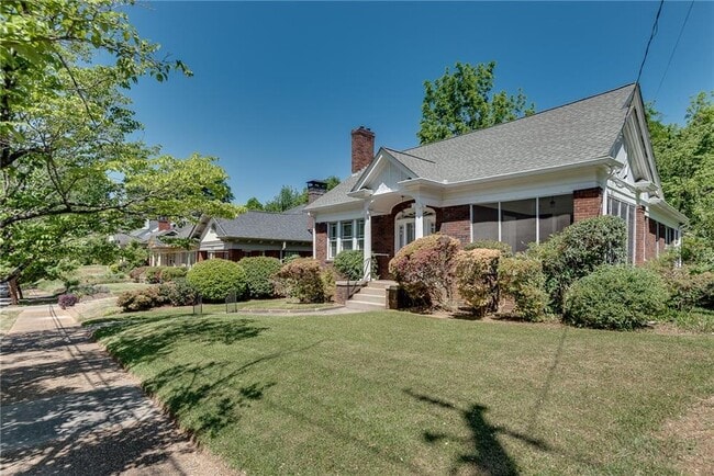 Building Photo - 812 Adair Ave NE