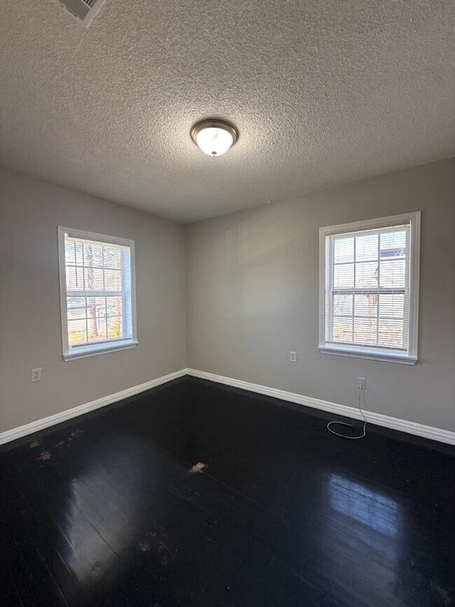 Building Photo - 230 Rosser St SW