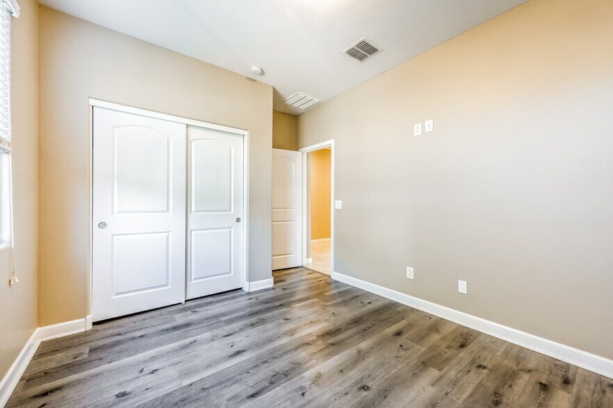 Building Photo - 17157 W Lisbon Ln