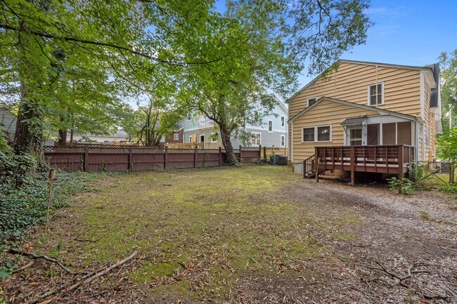 Building Photo - Spacious 5-Bed Home with Front Porch, Deck...