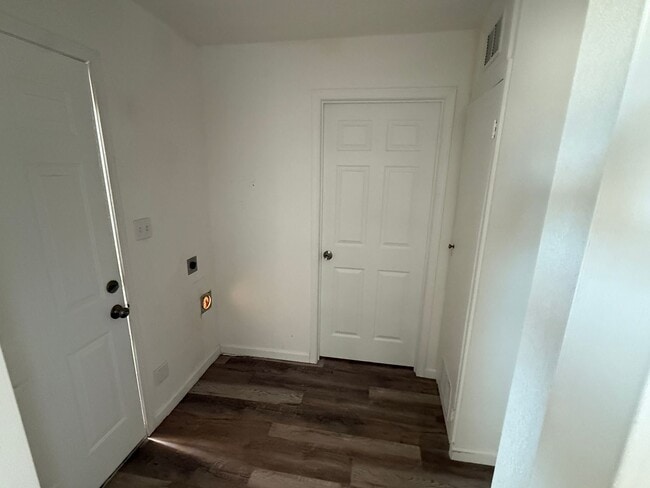 Building Photo - Beautiful fully remodeled 3 bedroom