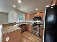 Building Photo - Move-In Ready! 3 Beds 2.5 Baths Townhome with Stainless Steel Appliances, W/D Hookups, and Gas Fo...
