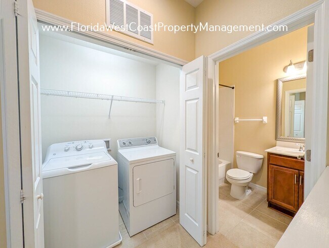 Building Photo - MOVE IN READY! OUTSTANDING UNFURNISHED CONDO IN STONEHAVEN SARASOTA!