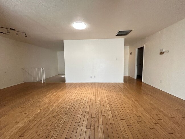 Building Photo - 4 Bedroom, 2 Bathroom Updated home with Pool!