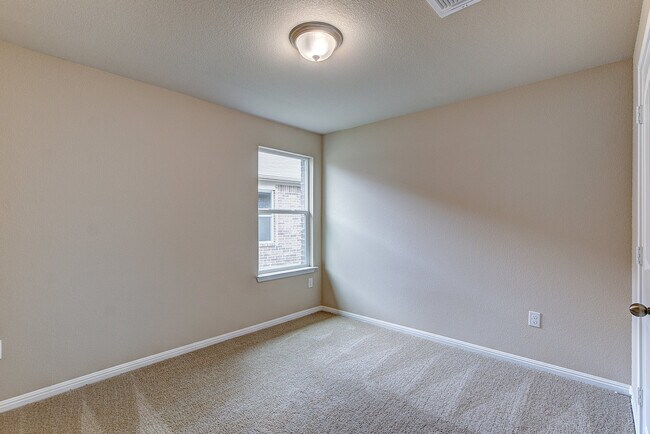 Building Photo - Gorgeous 4 Bed/3 Bath in Pioneer Crossing!