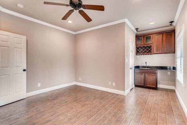 Building Photo - 906 Juniper St, Austin, Texas 78702