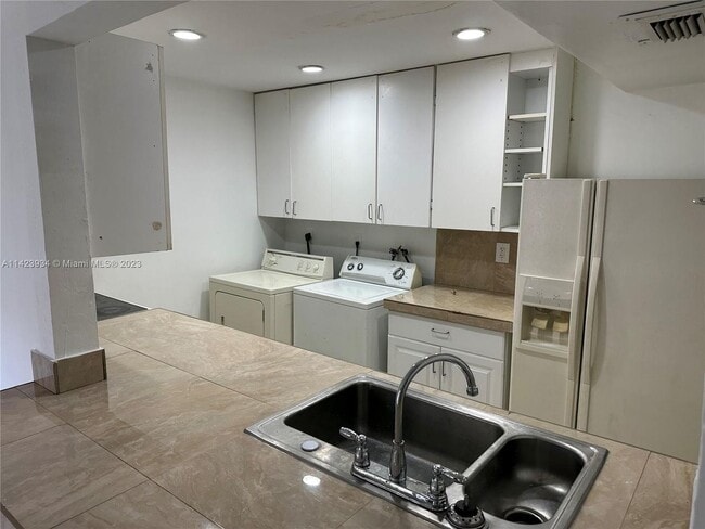 Primary Photo - 3 bedroom 1.5 bath townhome. Private fence...