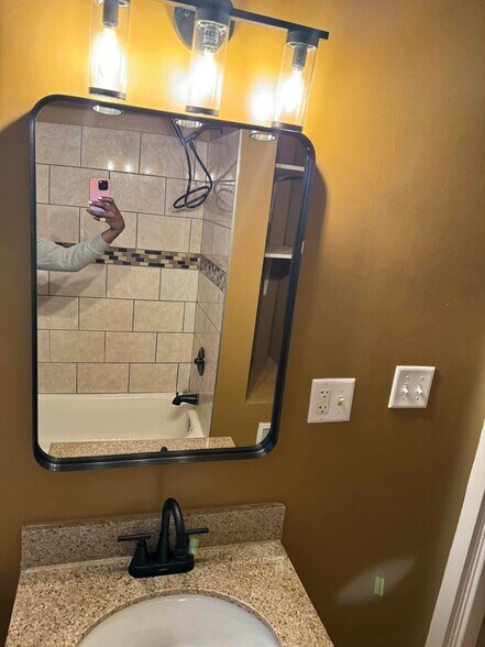 Bathroom with black finishes - 551 N Lavergne Ave