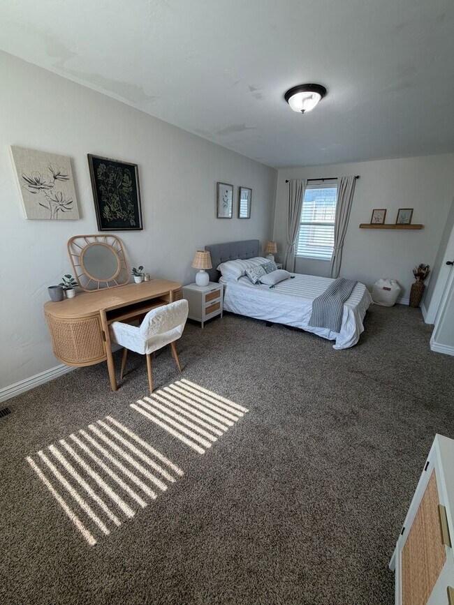 Building Photo - 4481 Iron Mountain Dr
