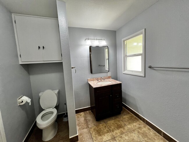 Building Photo - 214 Faber St