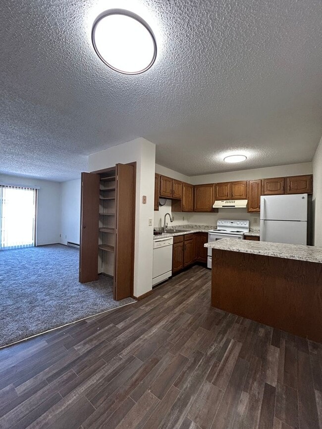 Building Photo - Comfortable 2x2 with Garage + In-Unit Laundry