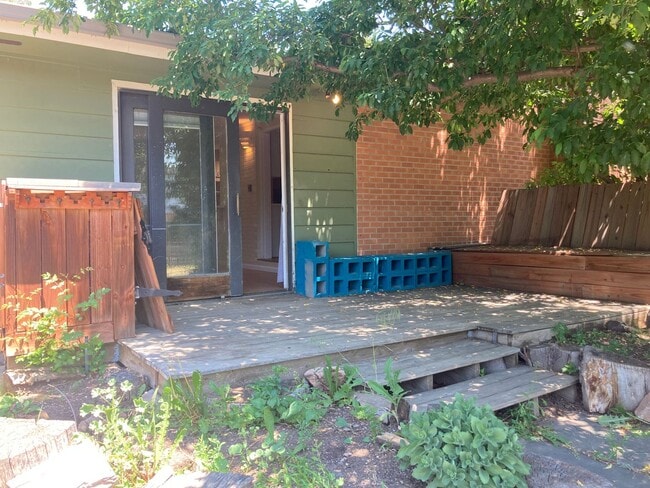 Building Photo - Huge 5BR, large yard, fireplace, big rooms...